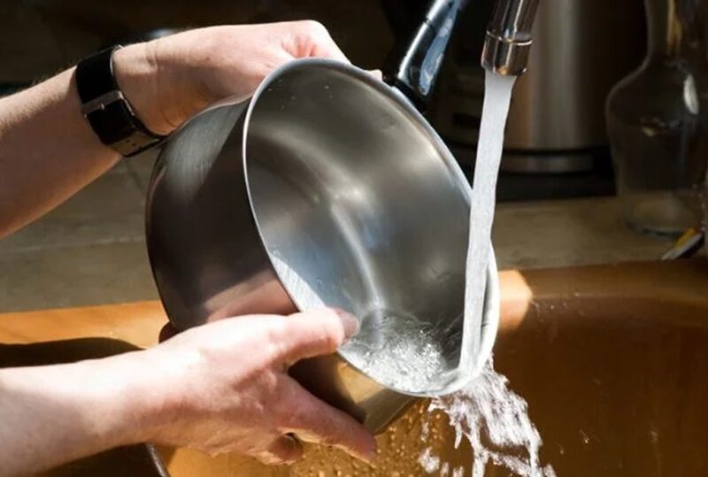 Засяє, як нова: як відчистити пригорілу каструлю