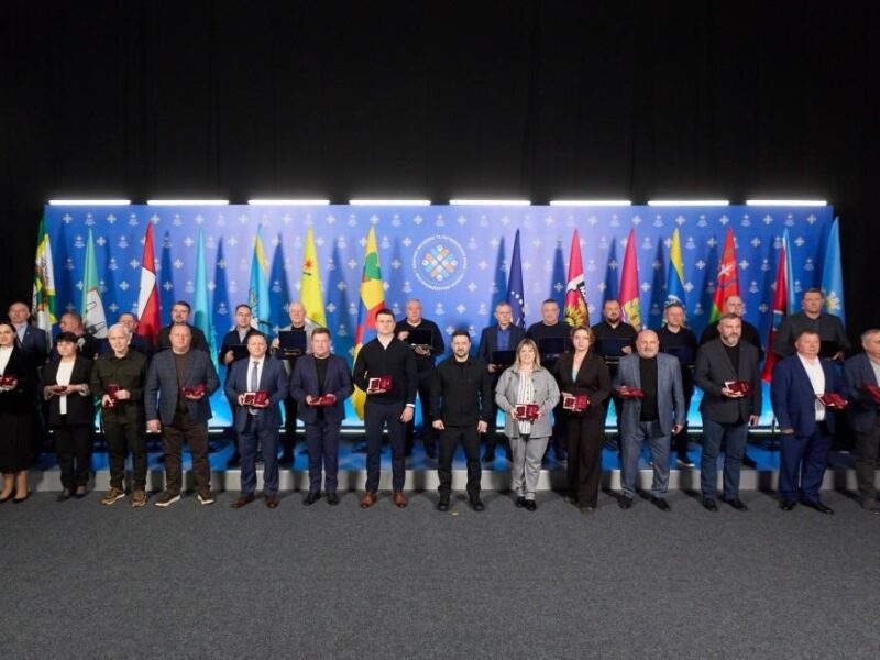 Зеленський вручив відзнаки “Місто-герой України”