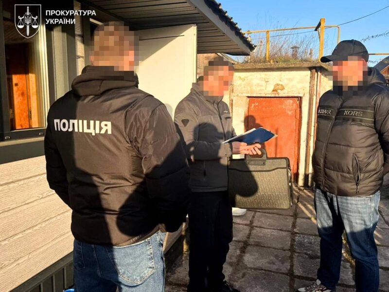 Зловживання при закупівлях деревини для ЗСУ: проведено обшуки у 11 регіонах