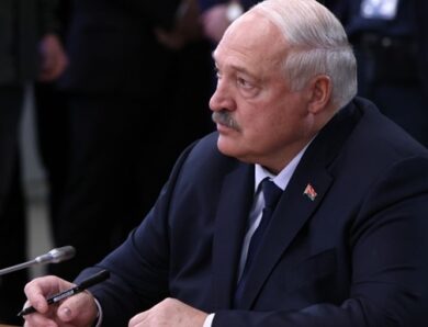 Атаки на НПЗ: Лукашенко пообіцяв “підставити плече” Росії
