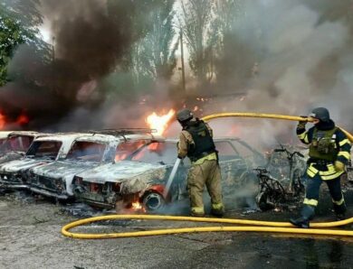 Атаки РФ: на Дніпропетровщині згоріли десятки авто і мопедів