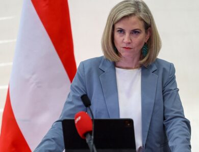 Австрія змусила Росію прорідити “ліс” шпигунських антен у Відні