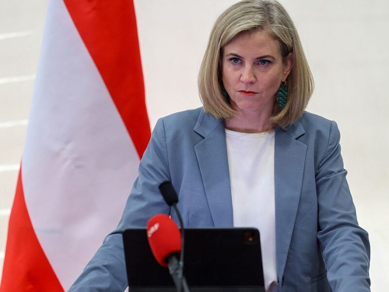 Австрія змусила Росію прорідити “ліс” шпигунських антен у Відні