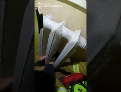 У Франківську рятувальники вивльнили ногу з батареї 10-річному хлопчику