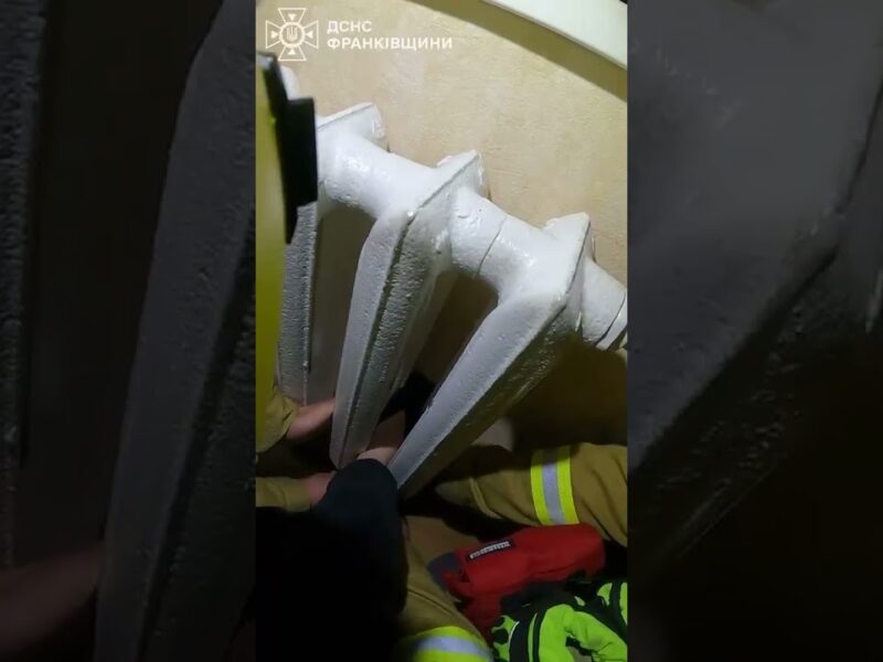 У Франківську рятувальники вивльнили ногу з батареї 10-річному хлопчику