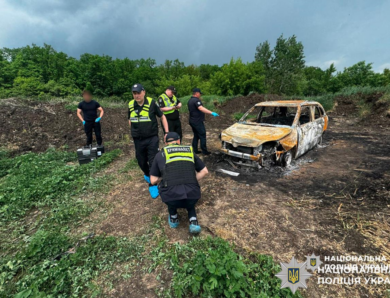 Біля Вінниці знайшли спалене авто з тілом у салоні