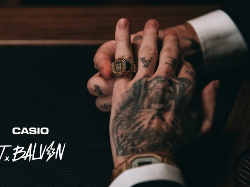 Casio і J Balvin випустили мініатюрний цифровий годинник-каблучку