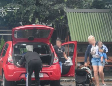 Чоловіка, який намагався продати дитину за кордон, засудили на 10 років