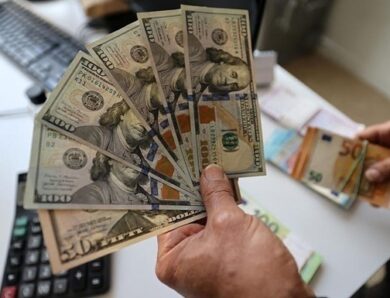 Долар і євро дешевшають напередодні вихідних