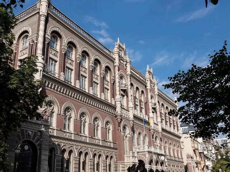 Долар відступив від рекордних максимумів в Україні