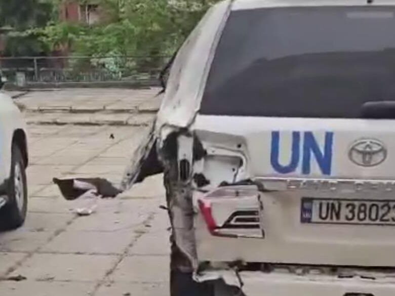 Дрони РФ атакували Херсон: пошкоджені авто ООН, є загибла