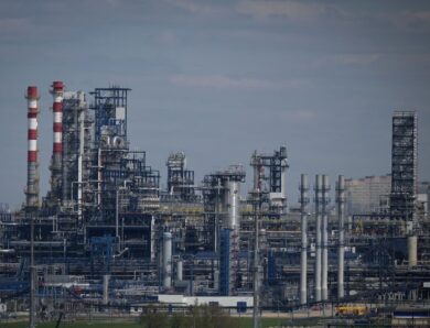 Два найбільші НПЗ РФ зупинили переробку нафти