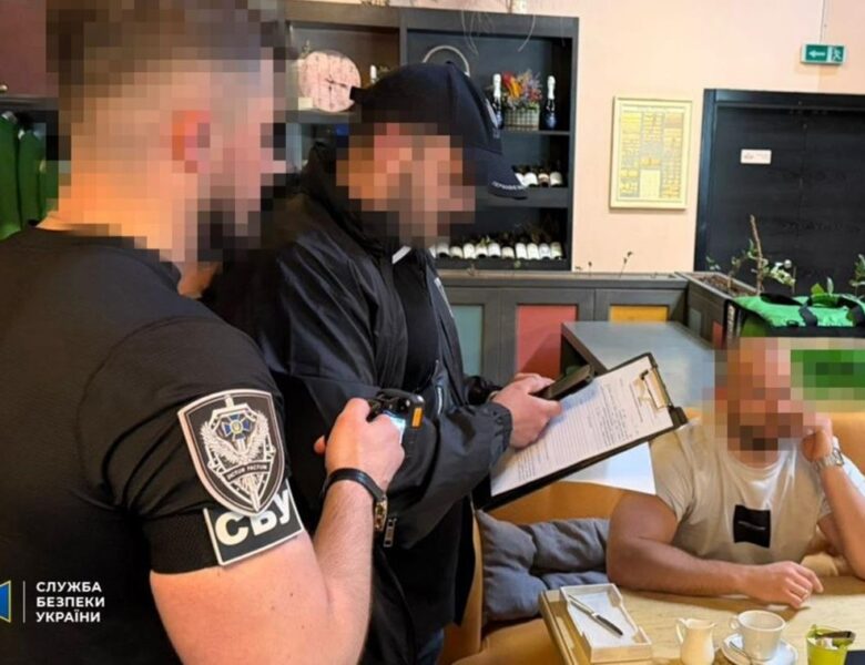 Двох посадовців БЕБ спіймали на хабарях