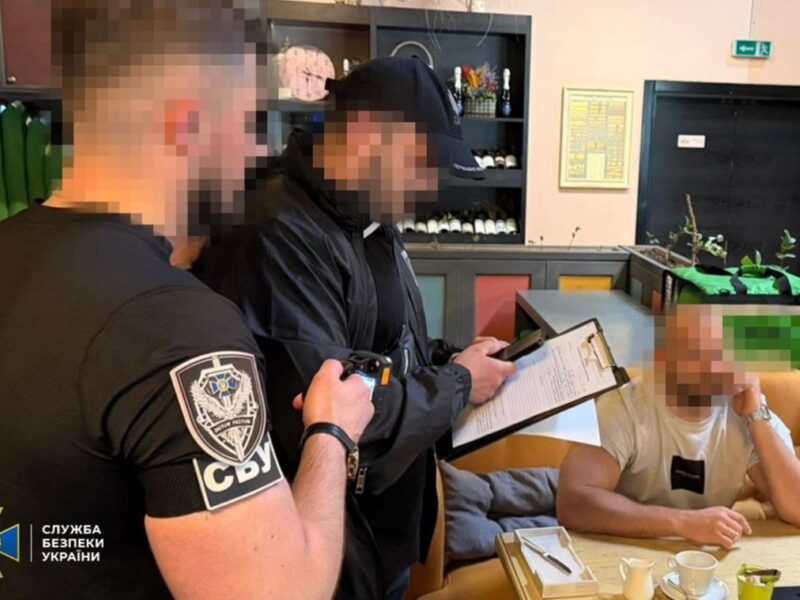 Двох посадовців БЕБ спіймали на хабарях