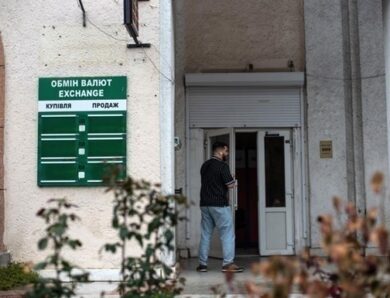 Гривня розпочала тиждень з падіння в обмінниках
