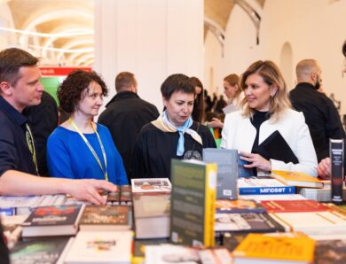 Олена Зеленська відвідала «Книжковий Арсенал» і передала українським воїнам придбану книжку