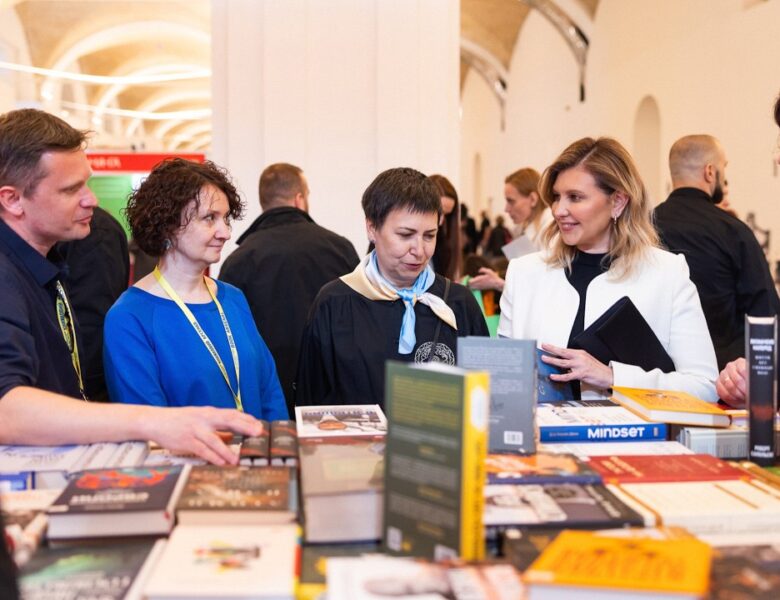 Олена Зеленська відвідала «Книжковий Арсенал» і передала українським воїнам придбану книжку