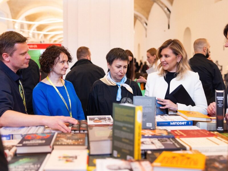 Олена Зеленська відвідала «Книжковий Арсенал» і передала українським воїнам придбану книжку
