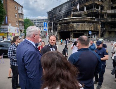 Іноземні дипломати відвідали місця ударів у Києві