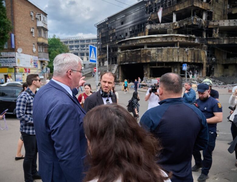 Іноземні дипломати відвідали місця ударів у Києві