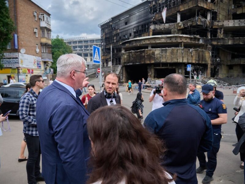 Іноземні дипломати відвідали місця ударів у Києві