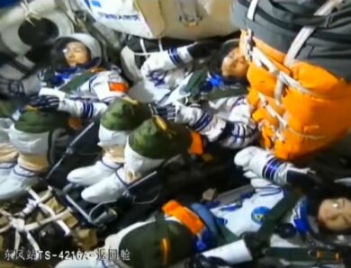 Китай відправив астронавта у космос на рік