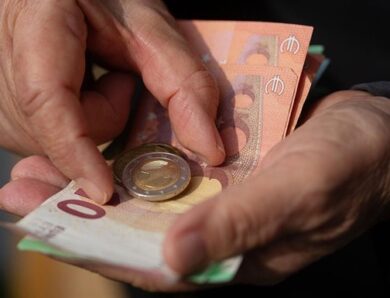 Курс долара падає в обмінниках, євро зростає
