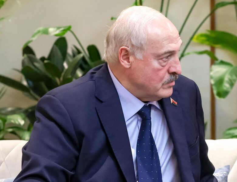 Лукашенко анонсував приїзд довіреної особи Макрона в Білорусь