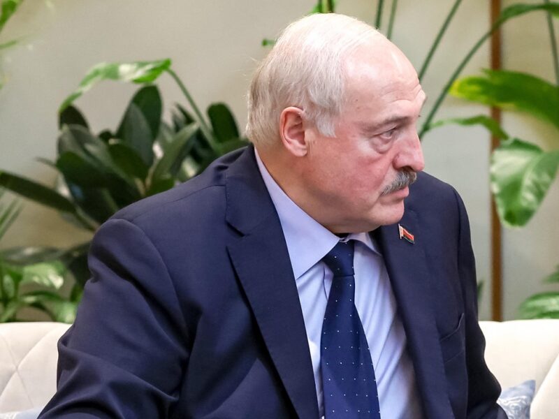 Лукашенко анонсував приїзд довіреної особи Макрона в Білорусь