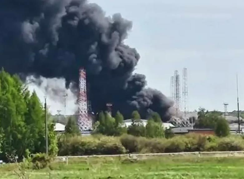 Масштабна пожежа на стратегічному нафтовому об’єкті в РФ: є загиблі