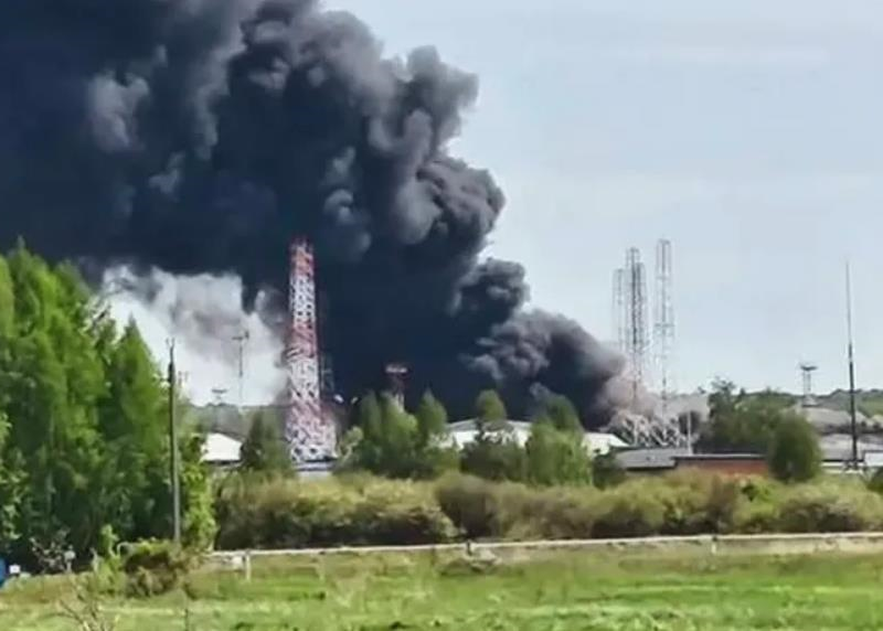 Масштабна пожежа на стратегічному нафтовому об’єкті в РФ: є загиблі