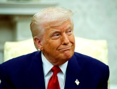 На корпусі нового телефона Трампа помітили неправильний прапор США