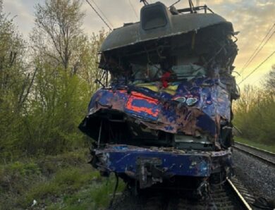 На Львівщині автокран зіткнувся з поїздом, є загиблий