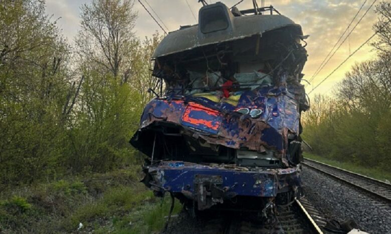 На Львівщині автокран зіткнувся з поїздом, є загиблий
