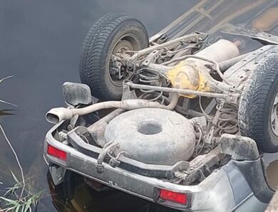 На Миколаївщині автівка з пʼятьма дітьми впала з мосту