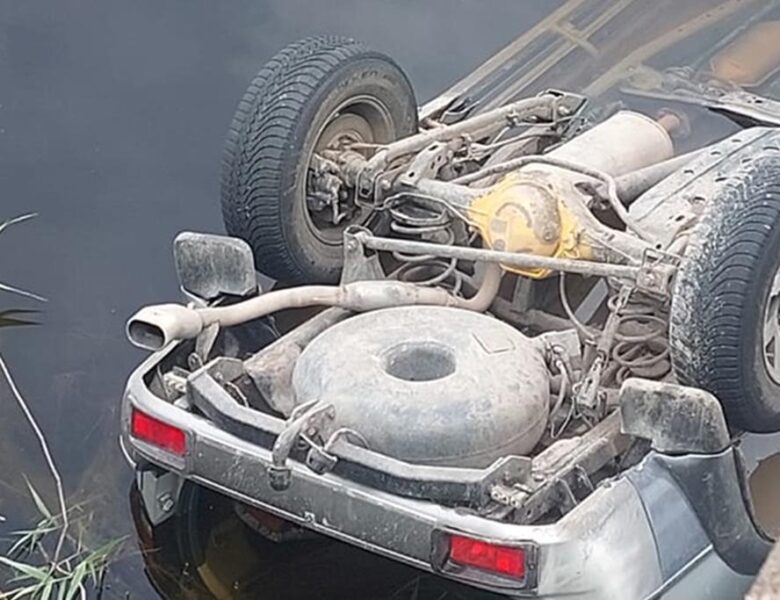 На Миколаївщині автівка з пʼятьма дітьми впала з мосту