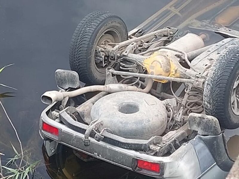 На Миколаївщині автівка з пʼятьма дітьми впала з мосту