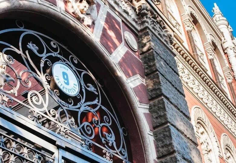 Нацбанк утретє поспіль зменшив продаж доларів