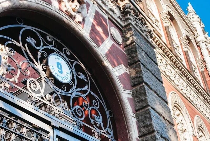 Нацбанк утретє поспіль зменшив продаж доларів