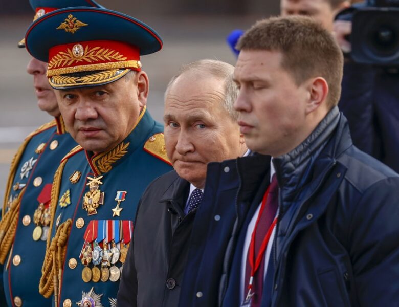 Неформальні канали. Як Кремль просить дозволу на парад