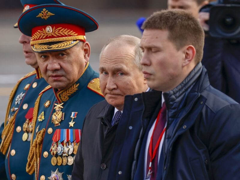 Неформальні канали. Як Кремль просить дозволу на парад