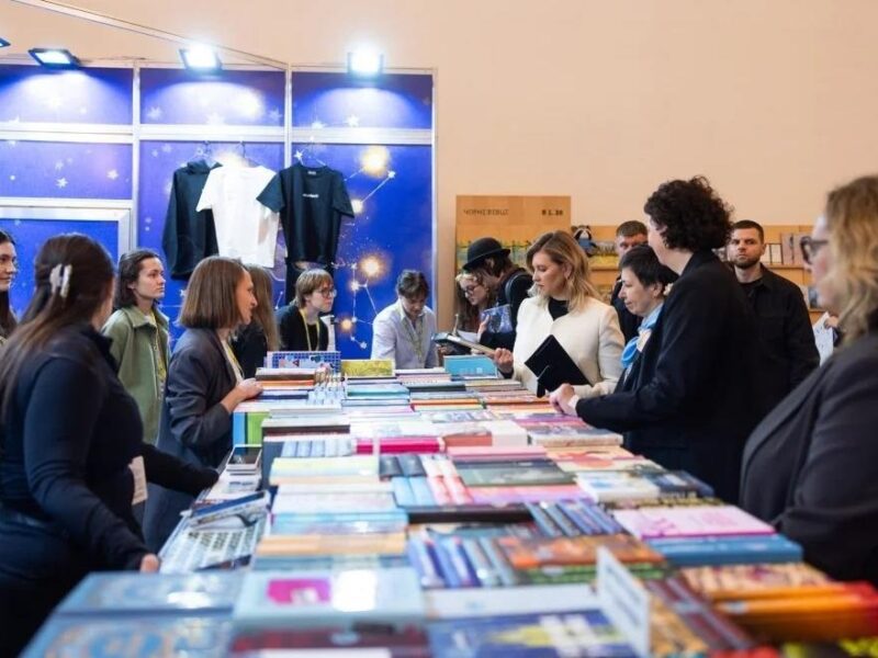 Олена Зеленська відвідала Книжковий Арсенал і розповіла, які книги придбала