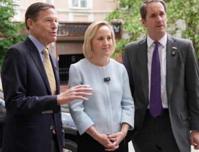 Посольство США підтвердило, що залишається в Києві