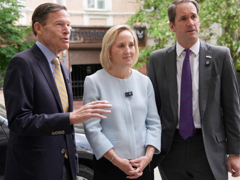 Посольство США підтвердило, що залишається в Києві