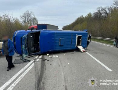 Позашляховик врізався в автобус на Вінниччині