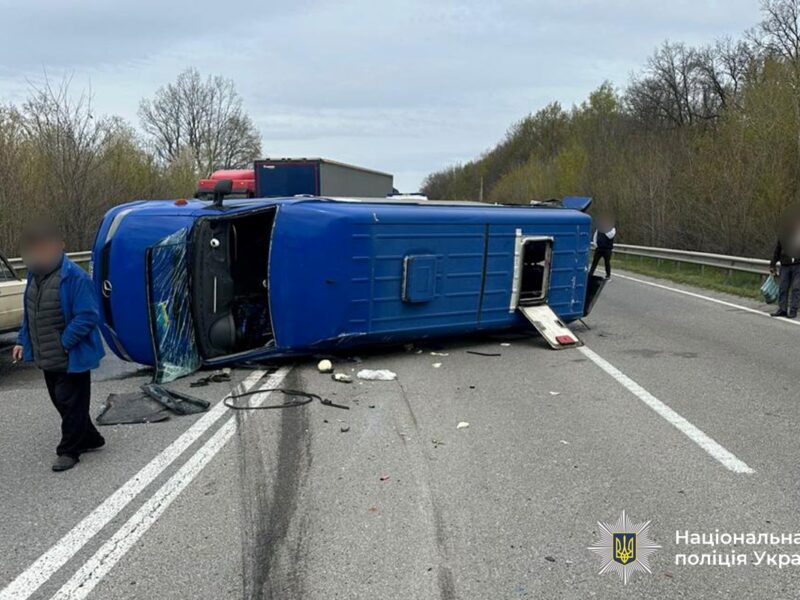Позашляховик врізався в автобус на Вінниччині