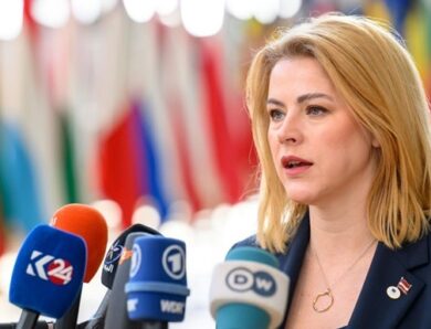 Прем’єр-міністр Латвії оголосила про відставку