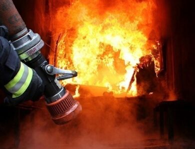 Ракетний удар: у Дніпрі пожежі, заблоковані люди
