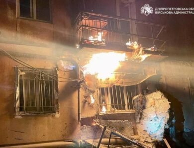 РФ атакувала Дніпро: зайнялася 5-поверхівка