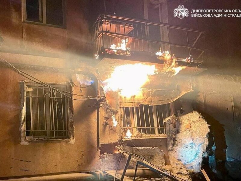 РФ атакувала Дніпро: зайнялася 5-поверхівка